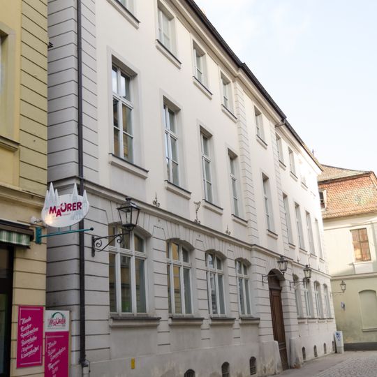 Ehemaliges Wohngebäude, jetzt Schule