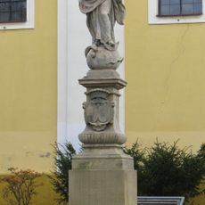 Socha Panny Marie před kostelem na náměstí v Koryčanech