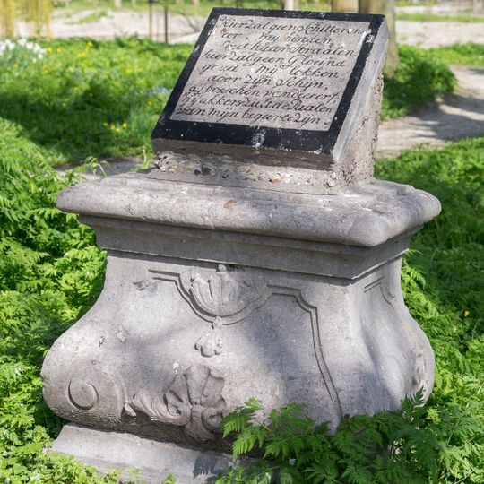 Martenastate, hekpalen en tuinornamenten