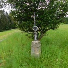 Kříž u polní cesty západně od Holušic