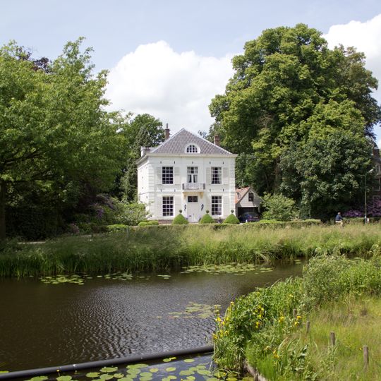 Landhuis met geblokte hoekpilasters, rechthoekig grondvlak