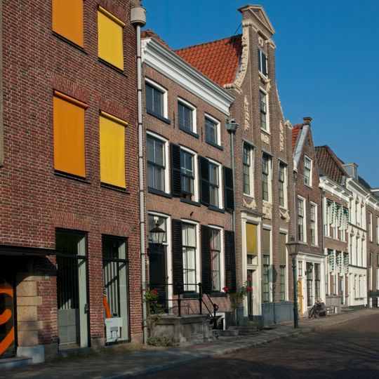 Pand met rechte lijstgevel en gewijzigde ingang