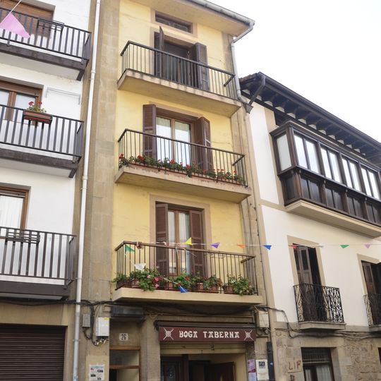 Atzeko kalea 26 etxea