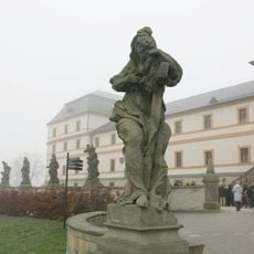 Socha Blahoslavení lkající na ochozu schodiště ke špitálu v Kuksu