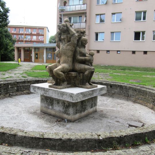 Keramické sousoší v parku v Masarykově ulici v Holešově