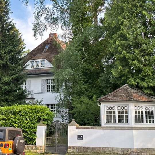 Wohnhaus mit Einfriedung Donnersmarckplatz 1, Donnersmarckallee