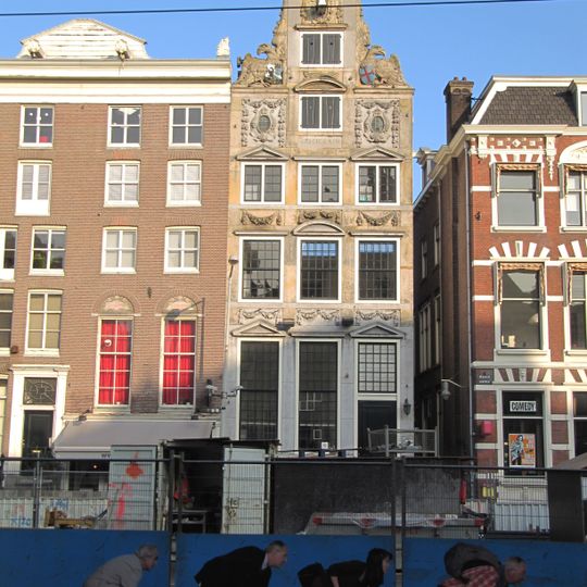 Pand met zandstenen halsgevel met arenden als vleugelstukken