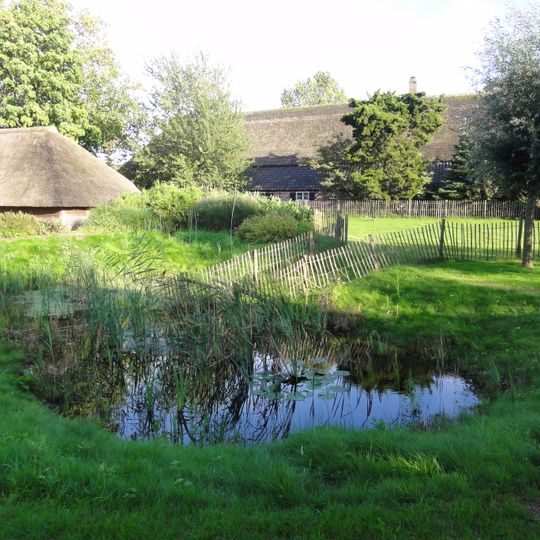 Boerderij met jaartalankers in de gepleisterde voorgevel
