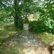 Kříž naproti kostela ve Vysoké