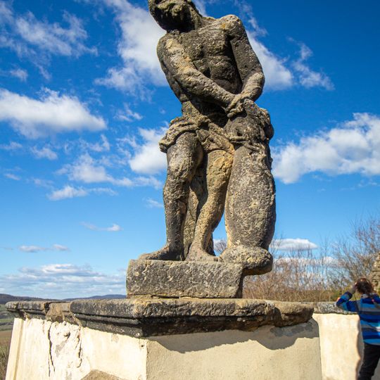 Socha Bičovaný Kristus na severní straně horní terasy schodiště Kalvárie u Ostrého
