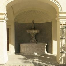 Malá kašna na nádvoří zámku v Mníšku pod Brdy