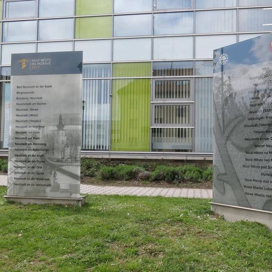 Památník setkání Nových Měst 2010 u Kulturního domu v Novém Městě na Moravě