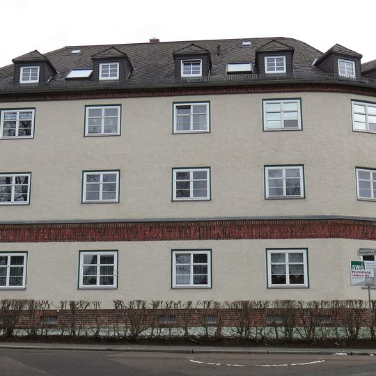 Mietshaus in offener Bebauung, mit Vorgarten und seitlicher Einfriedung Georgenkirchweg 4