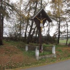 Dřevěný kříž s oplocením