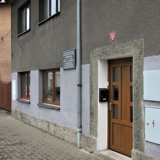 Pamětní deska Friedricha Linke na domě Malá 153 v Mimoni