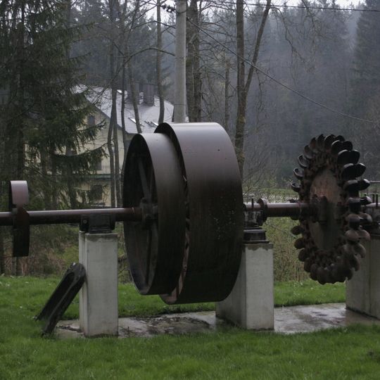 Původní Peltonova turbína s hřídelí a řemenicemi před MVE v Hamrech