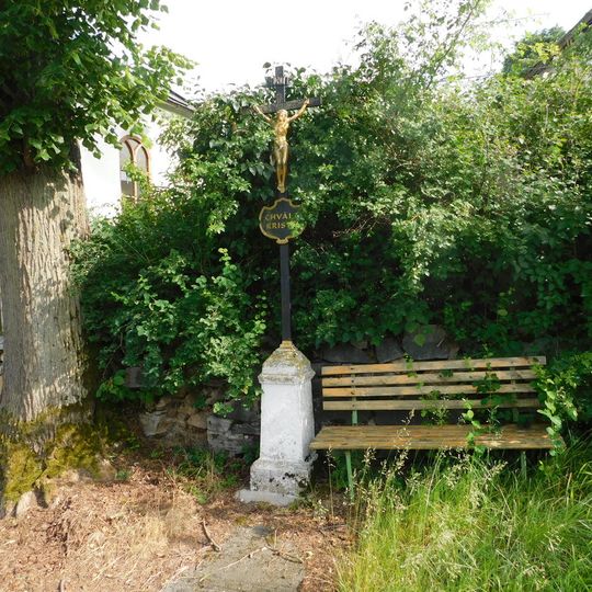 Kříž u kaple v Číhovicích