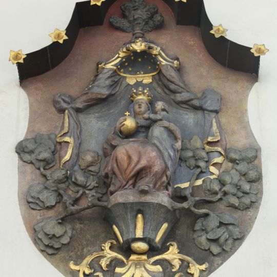 Soška Madony na domě Perlová 413/2