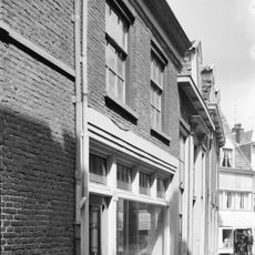 Pand met gotische trapgevel met geprofileerde vensters met spitsbogen