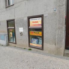 Pamětní deska neznámému bojovníkovi vlevo od vchodu domu Seifertova 571/5 na Žižkově