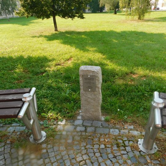 Fabularius Anderseni - pomník 200. výroší narození H. Ch. Andersena před knihovnou v Uherském Hradišti