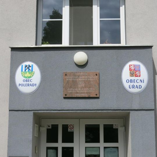 Pamětní deska Antonie a Stanislava Vratislavových na obecním úřadu v Poleradech