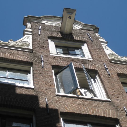 Pand met halsgevel met gedeelde vleugelstukken en lofwerk in de afdekking