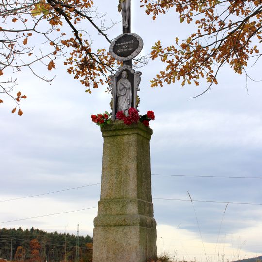 Kříž nad křižovatkou