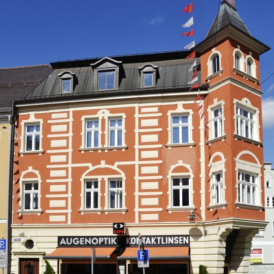 Wohn- und Geschäftshaus