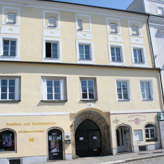 Bürgerhaus mit Teil der inneren Stadtmauer und Zwinger