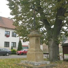 Kříž na návsi v Nučnicích