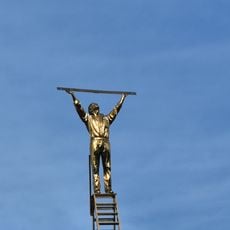 De man die de wolken meet