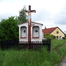 Výklenková kaple s křížem ve Vrchotových Janovicích