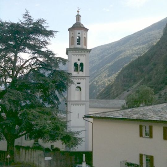 Chiesa rifurmada con casa parrocchiale