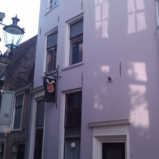 Huis met gepleisterde lijstgevel