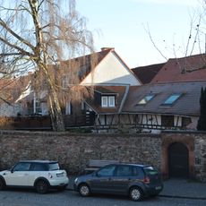 Hofmauer mit Einfahrt und Pforte