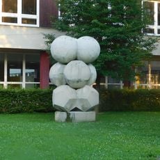 Plastika před školou v Komenského ulici v Napajedlech