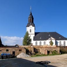 Kirche (mit Ausstattung), Kirchhof mit zwei Grabmalen und Einfriedung Venusberger Straße 12b