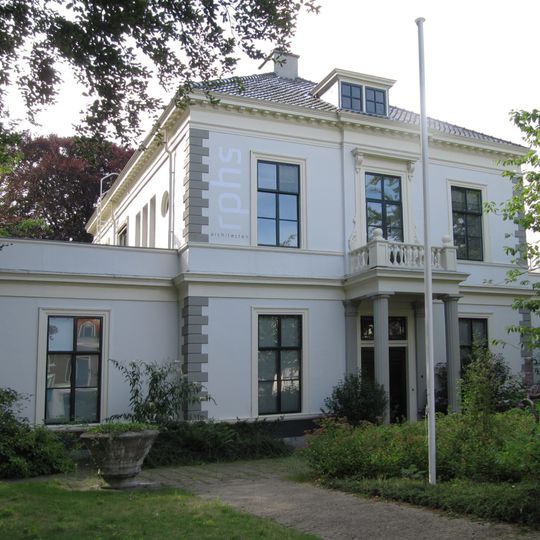 Gepleisterd pand in late Empire-vormen, gebouwd als kleuterschool