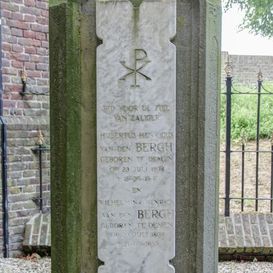 Privé-begraafplaats van de familie Van den Bergh: grafkruis