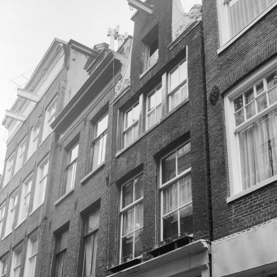 Vierraamshuis met originele etage-woningen