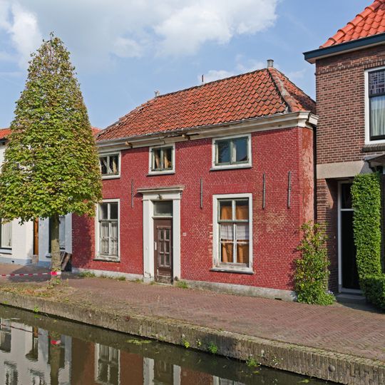 Pandje van parterre met lage bovenverdieping onder dwars schilddak