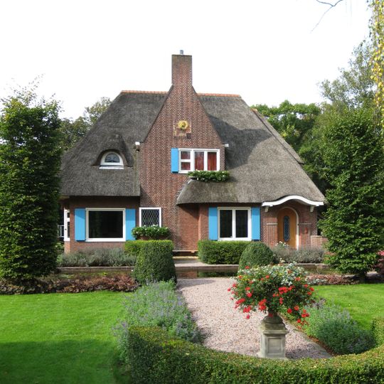 Villa in landhuisstijl met elementen van de Delftse School