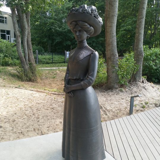 Aspazija sculpture in Jūrmala