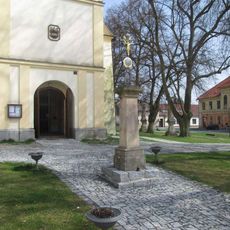 Kříž před kostelem ve Spáleném Poříčí
