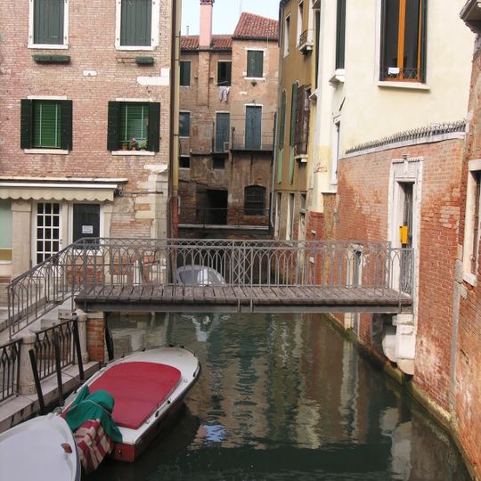 Private bridge on Rio San Tomà 2814