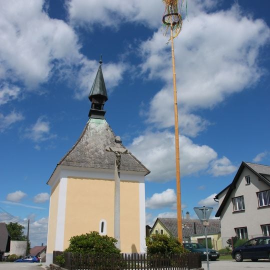 Kříž u kaple v Trhoníně