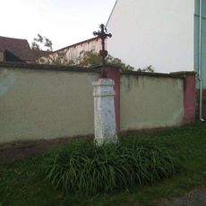 Kříž v Mimově u kaple
