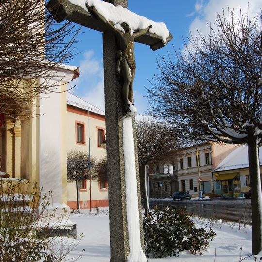 Kříž u kaple v Bernarticích na náměstí
