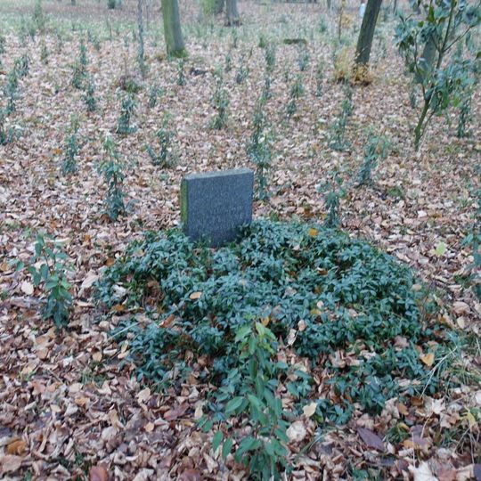Pomník padlému Janu Kalendovi v zámeckém parku v Řepíně